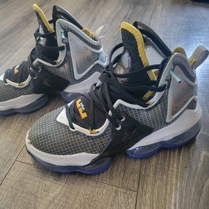 Nike LeBron 19 Graduate - Size 6